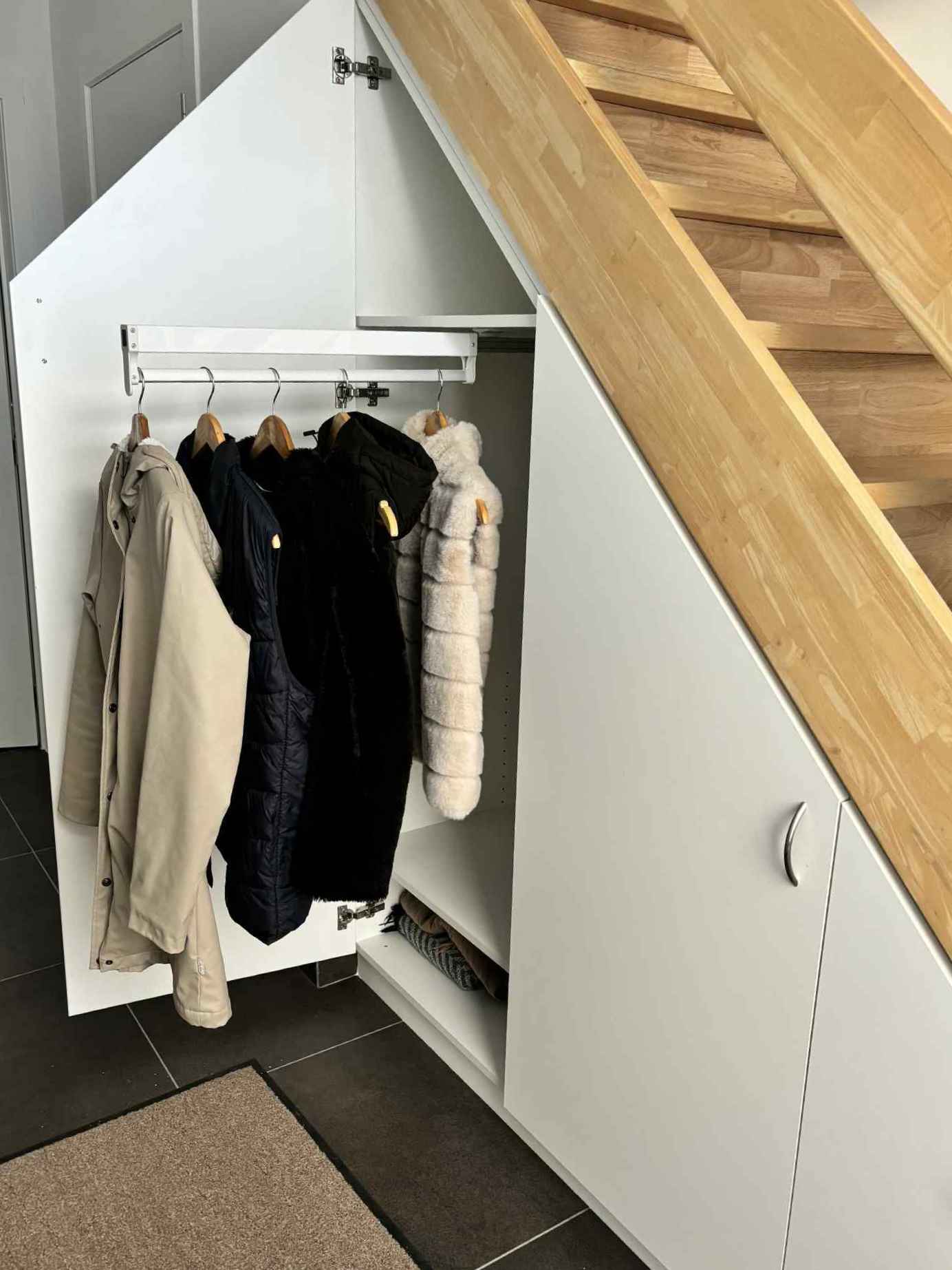 Maatkast met trap op maat in hout, schrijnwerk Houthulst – detailfoto
